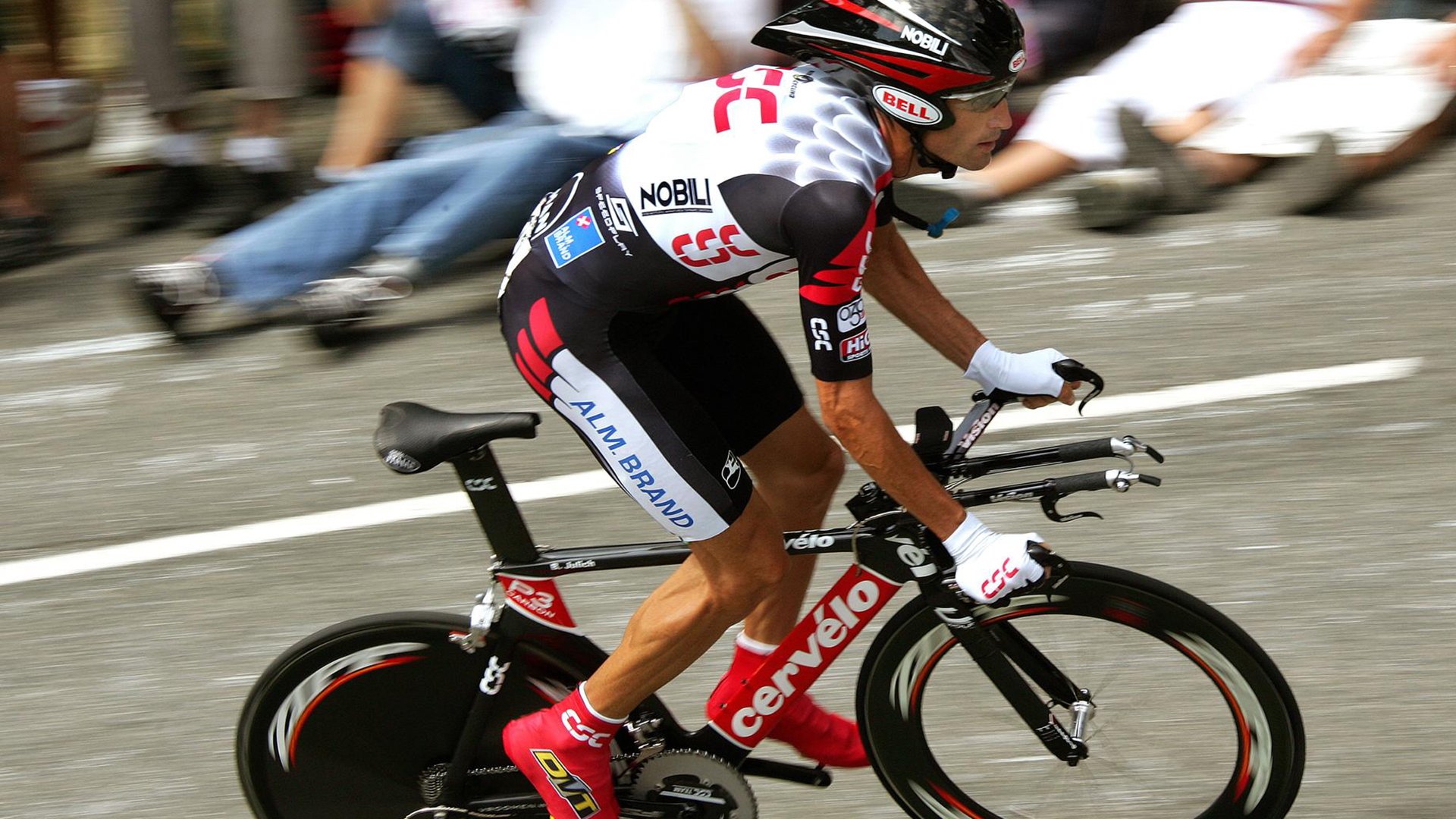 开云体育app-英超争冠焦点战，阿尔及利亚踏平丹麦，足球版图正在重绘